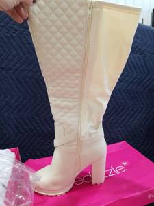 lot 3710 image: SHOEDAZZLE HEELED BOOTS BONE SIZE 8