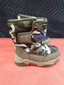 lot 3749 image: Kids Camo Winter Snow Boots Size 11