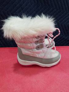 lot 3750 image: Girls Winter Snow Boots with Faux Fur Trim Size 11