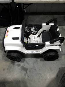 lot 3760 image: Kidzone Boss 12V Electric Ride-On Jeep Untested