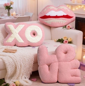 lot 1150 image: 3pcs Pink Lip, Love, and XO Pillows