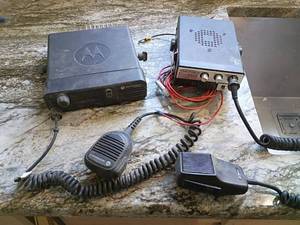 lot 4 image: Motorola Professional CB Radio Set with Microphone Cobra CB with handset