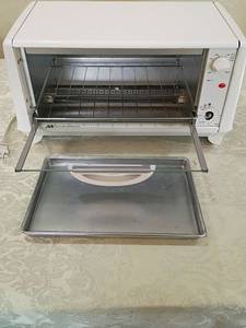 lot 26 image: White-Westinghouse WTB400 Toaster Oven
