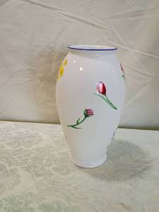 lot 49 image: Hand Painted Floral Glass Vase with Blue Rim