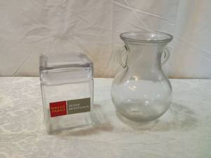 lot 60 image: Wells Fargo Home Mortgage Promotional Glass Vase Set