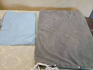 lot 66 image: Wetproof Electric Heating Pad with Cover
