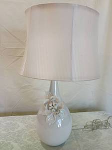 lot 75 image: White Ceramic Floral Table Lamp
