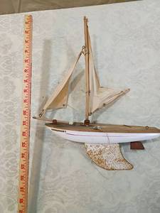 lot 85 image: Endeavour I Model Sailboat