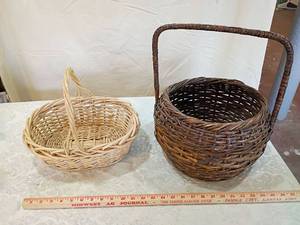 lot 124 image: 2 wicker baskets Round Wicker display Baskets with Handle
