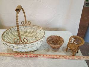 lot 125 image: White Wicker Basket Set with Decorative Handle