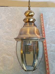 lot 140 image: International Lighting 7770-1L Brass Outdoor Lantern