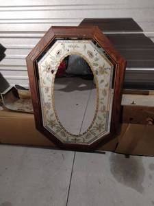 lot 110 image: Vintage Decorative Wall Mirror. 31 x 22