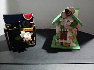 lot 171 image: Bird houses