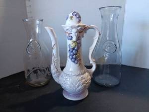 lot 181 image: Glass vases wglass tea pot (has damage on lid)