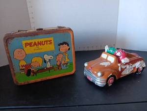 lot 184 image: Old Peanuts Lunch box and M&M ceramic decor (has damage)