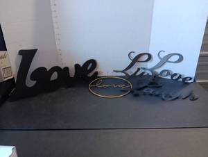 lot 190 image: Home decor (wood and metal)