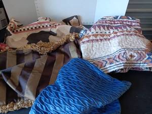lot 193 image: 4 different Pillow Cases