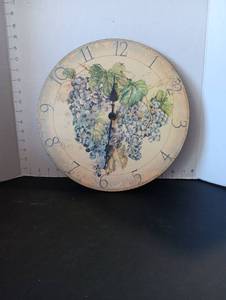 lot 194 image: Decorative Clock