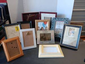 lot 200 image: 10 Picture Frames