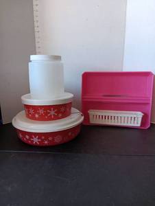 lot 206 image: Plastic Containers 5ea