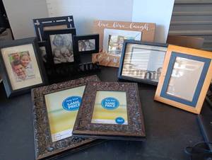 lot 210 image: 8 Picture Frames
