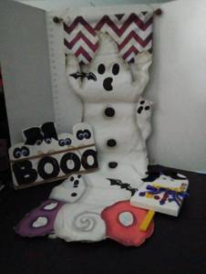 lot 238 image: Halloween Decor