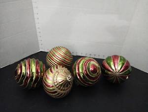 lot 242 image: 5 Christmas bulbs
