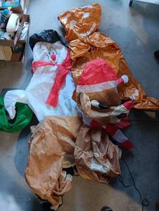 lot 255 image: 3 blow up and air up outside Christmas decor
