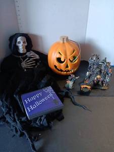 lot 274 image: Halloween Decor Set - Wizard Institute Building with Pumpkin
