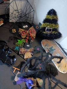 lot 275 image: Halloween bats and spider decor