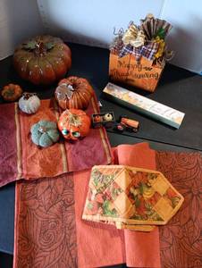 lot 278 image: Fall decor
