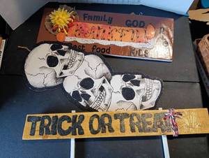 lot 279 image: Halloween signs and holiday flip sign