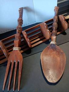 lot 281 image: Large Decorative Wooden Fork and Spoon Wall Set 2ft and 28in wooden heart shelf