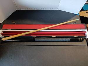 lot 285 image: Corona 20oz pool stick with case ( case need repair)