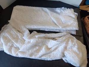 lot 287 image: Set of lace curtains and table runner