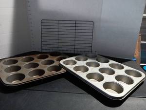lot 322 image: 2ea Cupcakes pans and cooling rack