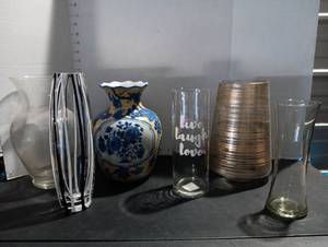 lot 324 image: Flower Vases
