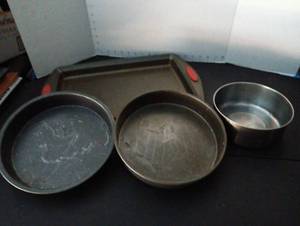 lot 334 image: Rachael Ray Metal Baking pan and pie pans & pot