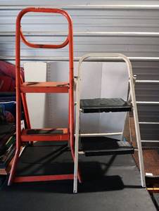 lot 365 image: 2ea Step stools