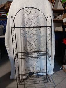 lot 369 image: Decorative Metal Scroll Plant Stand (Missing 2 clips)
