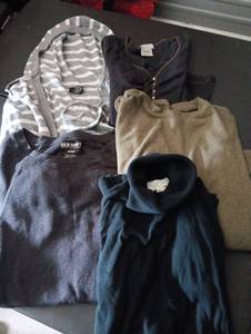lot 400 image: Ladies long sleeve shirts.  Size medium to X-large.