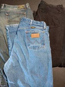 lot 412 image: Mens jeans. 42 x 32 and 40 x 30