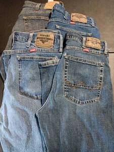 lot 414 image: Mens jeans.  Wrangler and Levi all 34 x 32