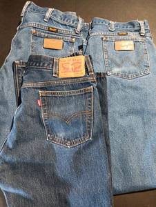 lot 415 image: Mens jeans.  Wrangler and Levis all size 35 x 32
