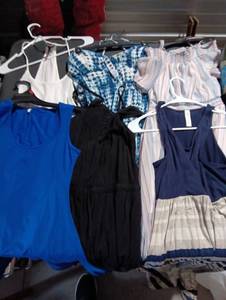 lot 439 image: Woman dresses and jumpers S - XL