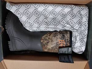 lot 452 image: She outdoor rubber boots new in box size 7