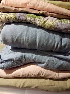 lot 618 image: King Sized Sheets.  Extra Pillow Cases
