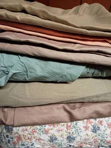 lot 620 image: Mismatched King Sized Sheets and Pillow Cases