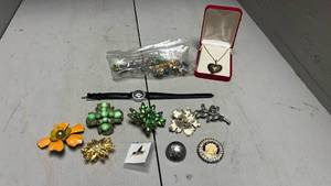 lot 835 image: Bundle of Costume Jewelry