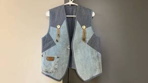lot 863 image: Womens Wrangler Western Denim Vest with Plaid Details - Unaware of The Size Measurements in The Pictures